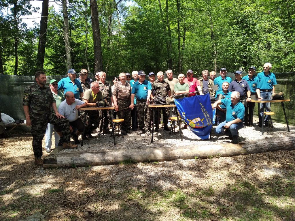 Skupinska fotografija članov